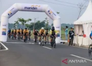 Sebanyak 150 pembalap sepeda adu cepat di Grand Wisata Bekasi