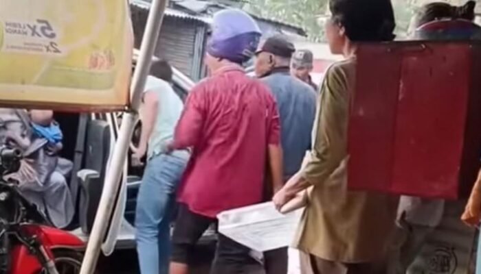 Viral seorang ibu dan bayi nya yang di paksa turun oleh kumpulan Opang saat hujan deras