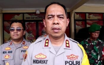 Viral pemaksaan yang dilakukan oleh tiga orang ojek pangkalan (opang) di Stasiun Tigaraksa