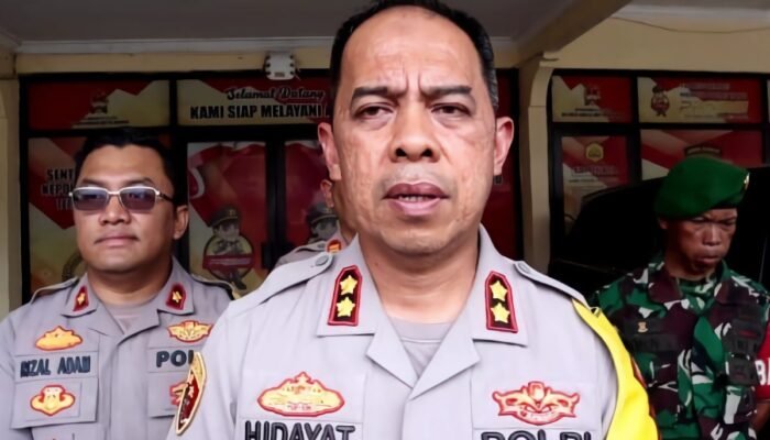 Viral pemaksaan yang dilakukan oleh tiga orang ojek pangkalan (opang) di Stasiun Tigaraksa