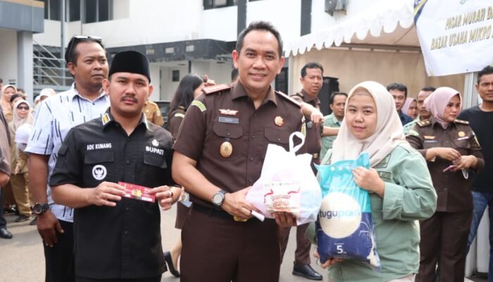 Peringati Hari UMKM, Kejari Kabupaten Bekasi Gelar Pasar Murah untuk Warga