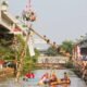 Lomba Panjat Pinang Meriah di Sungai Bekasi