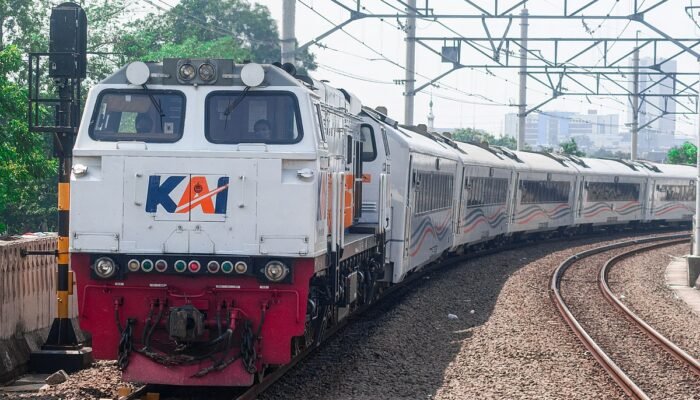 Demo Buruh, PT KAI Lakukan Rekayasa Lalu Lintas Kereta Api di Jakarta