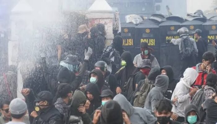 Kerusuhan di Bandung Mahasiswa Jadi Sasaran Gas Air Mata