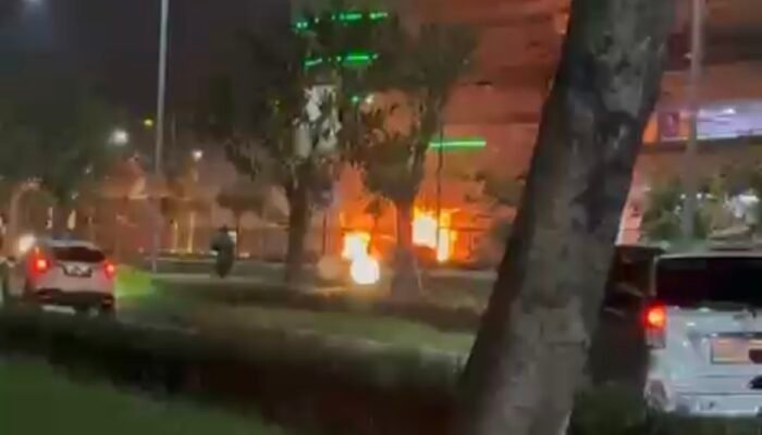 Mobil Terbakar di Dekat Mall Living Plaza Bekasi, Sempat Meledak di Malam Hari