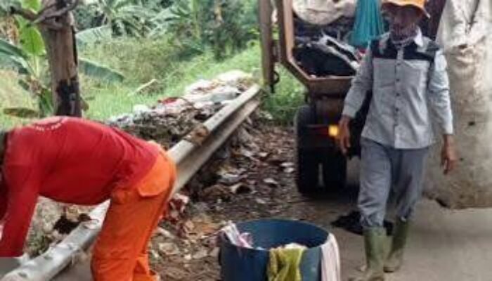 DLH & DBMSDA Kerahkan Alat Berat Atasi Sampah di Kali Baru Bekasi