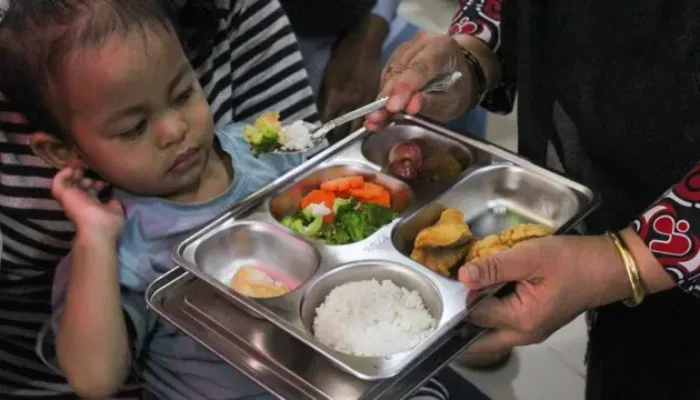 Ribuan Siswa Keracunan Massal, Program Makanan Gratis Sekolah Dikecam