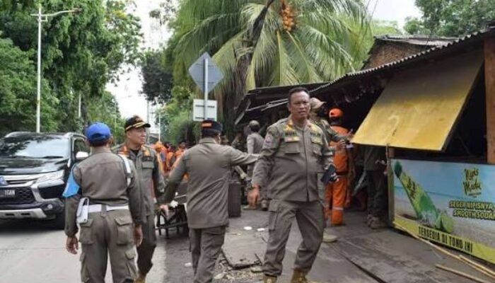 Satpol PP Tertibkan Bangunan Liar dan Posko Ormas di Kelapa Gading