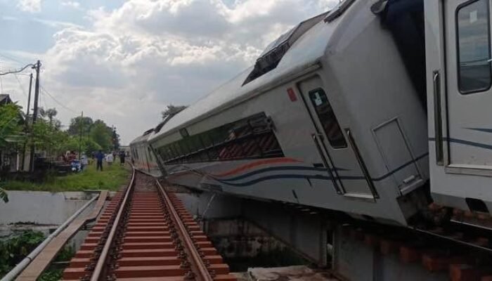 KA Purwojaya Anjlok di Bekasi Jalur Sempat Terganggu