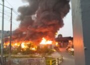 Api Hanguskan Lapak Barang Bekas di Duren Sawit, Belasan Mobil Damkar Dikerahkan