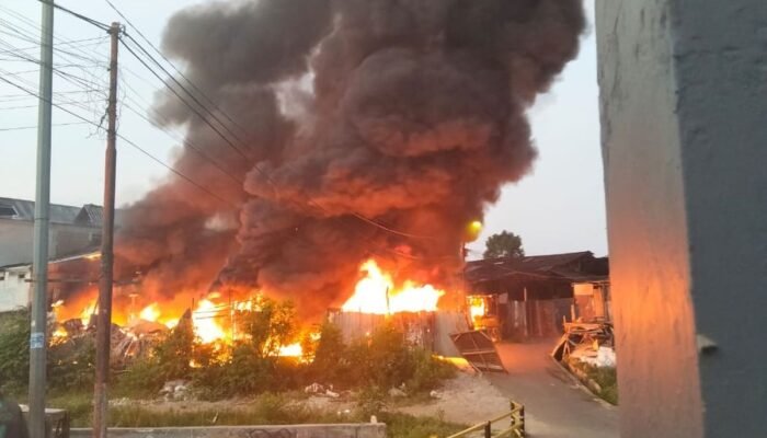 Api Hanguskan Lapak Barang Bekas di Duren Sawit, Belasan Mobil Damkar Dikerahkan