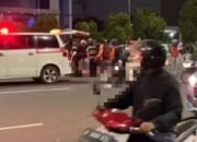 Pemotor Tergelincir dan Tabrak Mobil di Jalan Ahmad Yani, Bekasi