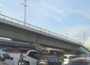 Kecelakaan Truk Terbalik di Tol Jakarta-Cikampek KM 5, Lalin Padat