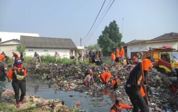 Tanggap Darurat Sampah di Kali Cikarang: DLH Kabupaten Bekasi Angkut 21 Ton, Libatkan Alat Berat