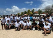 Relawan Bersihkan Sampah Pantai Bali – Gerakan Bali Resik